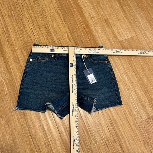 Universal Threads Ladies NWT Vintage MIDI Jean Shorts Sz 6 with fringe hem. - Picture 5 of 9